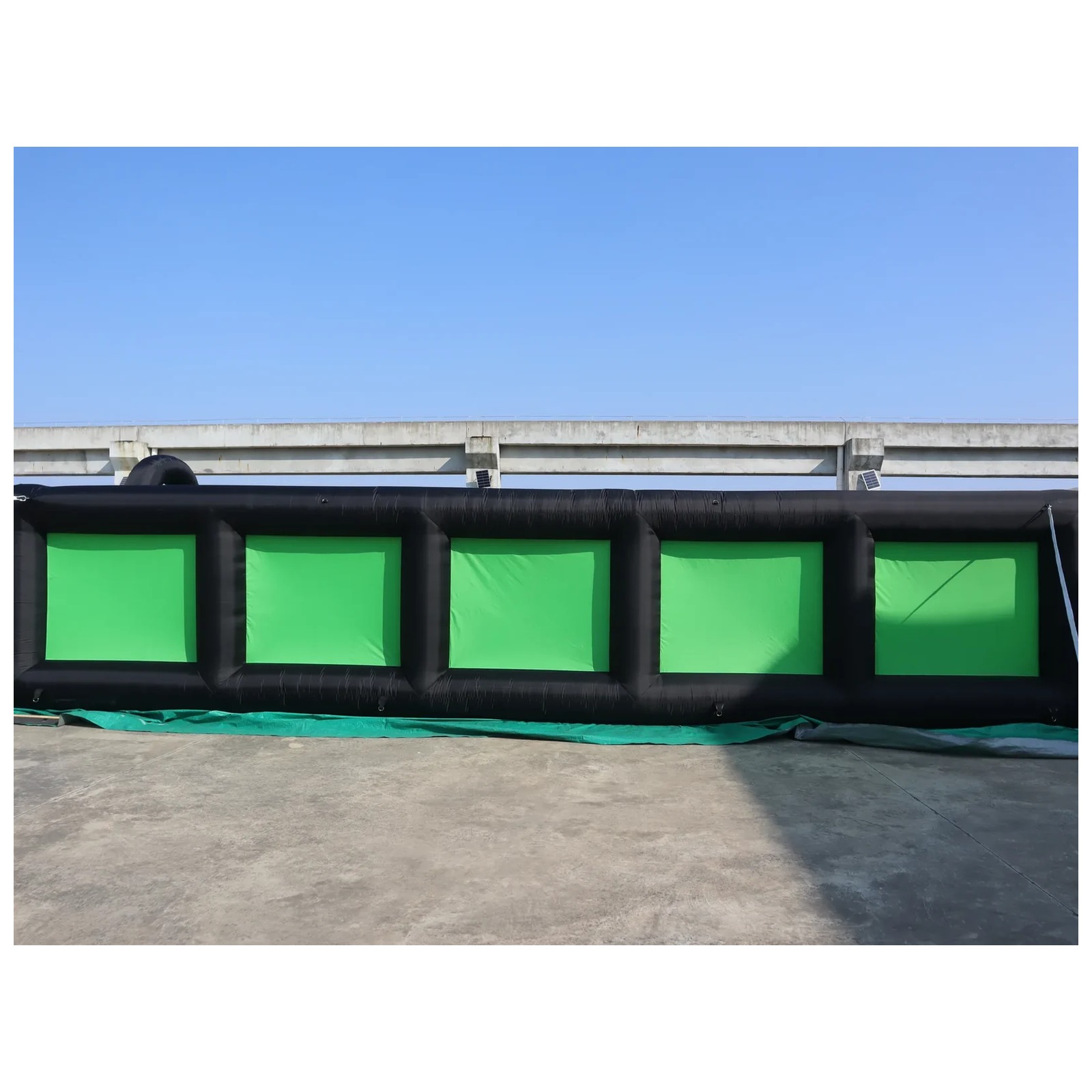 Outdoor Adventure Rentals - Labyrinthe gonflable extérieur noir et vert